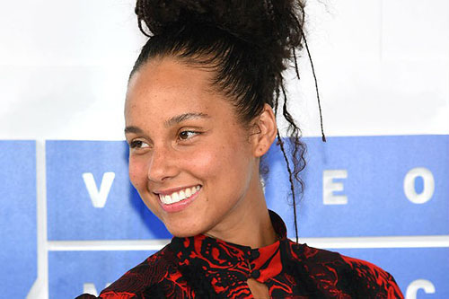 Singer and songwriter Alicia Keys attended the MTV Music Video Awards without makeup in support of her #nomakeup movement. (Photo from celebuzz.com)