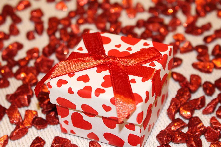 (Photo: https://www.pexels.com/photo/red-gift-decoration-packaging-40717/)