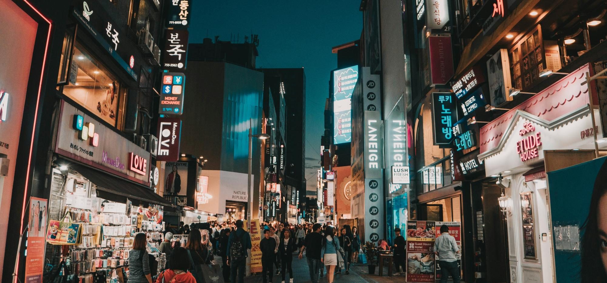 A busy street in South Korea (Photo by shawnanggg on Unsplash) 