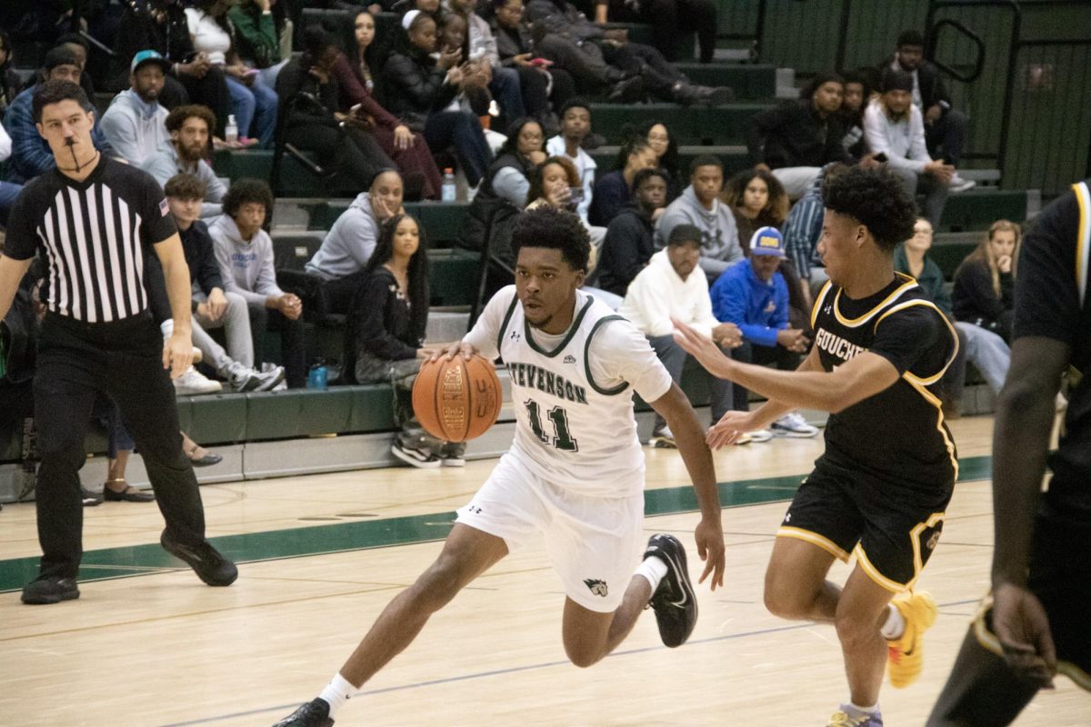 Sophomore guard Noah Ihezue takes a defender off the dribble on a drive through the painted area. 